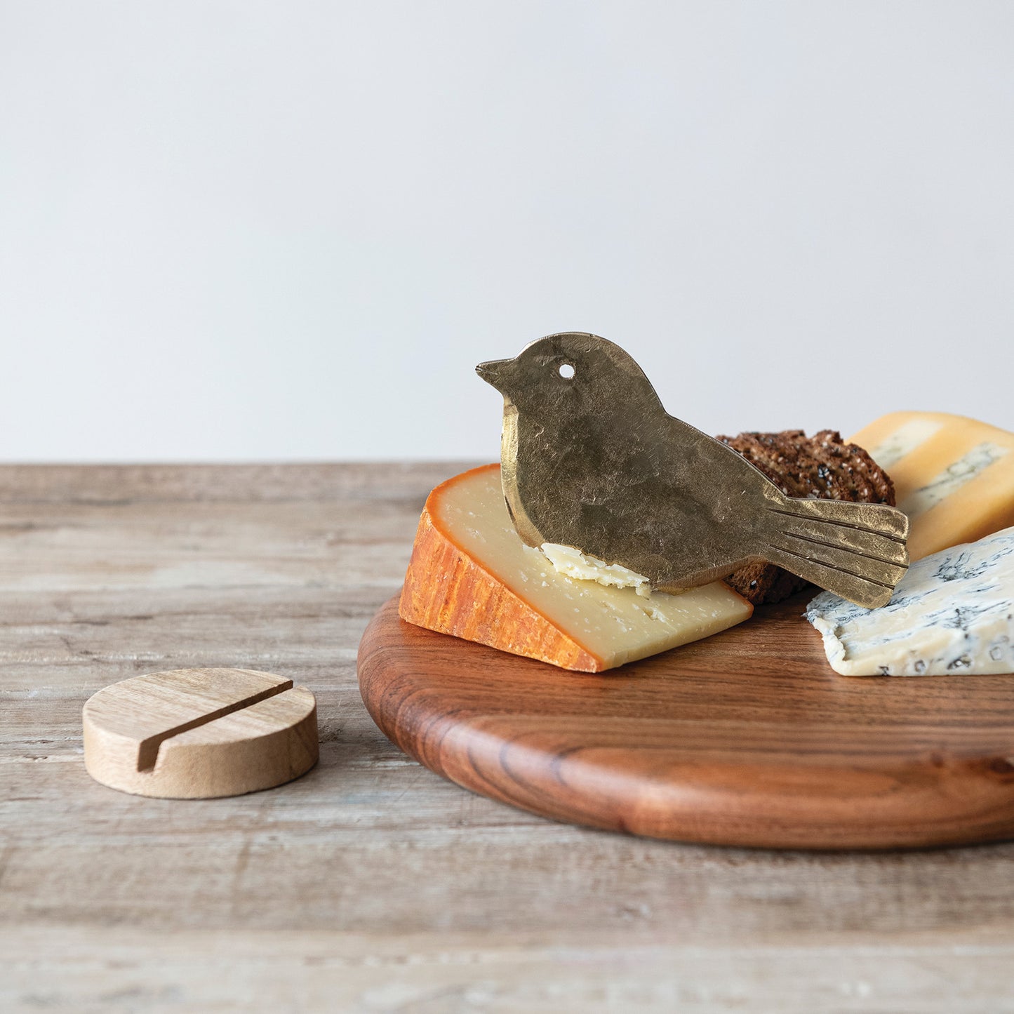 Metal Bird Shaped Cheese Knife with Round Mango Wood Stand